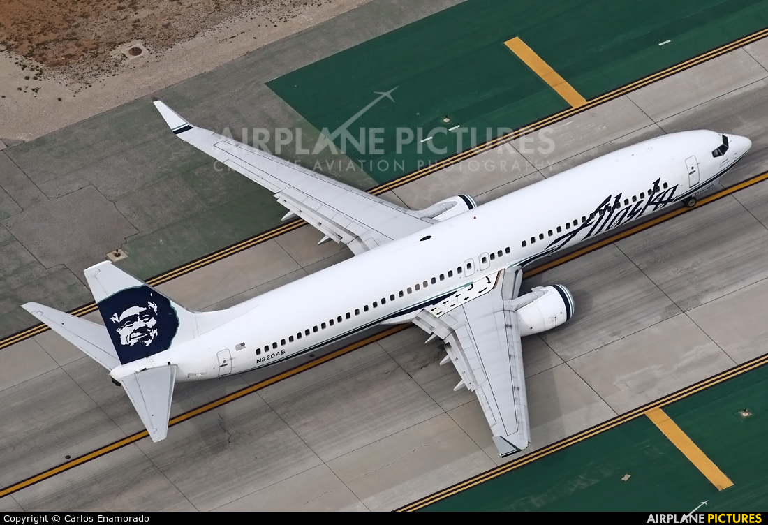 Alaska Airlines N320AS aircraft at Los Angeles Intl