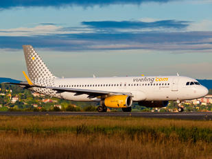 EC-LVV - Vueling Airlines Airbus A320