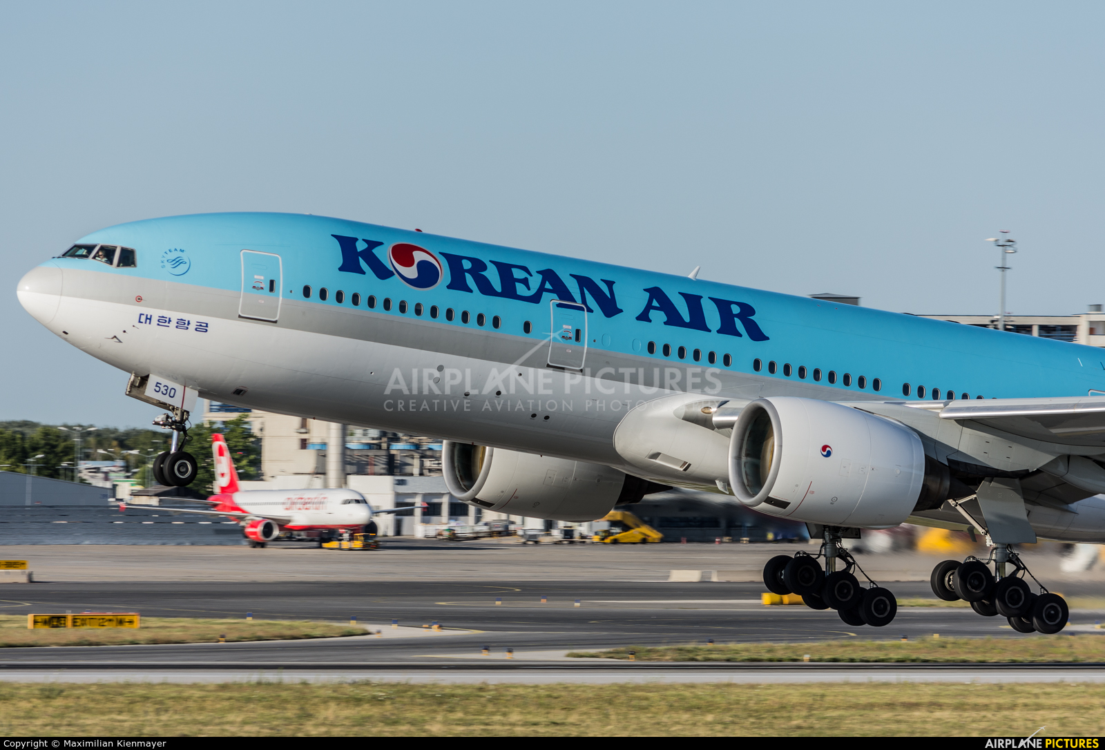 Korean Air HL7530 aircraft at Vienna - Schwechat