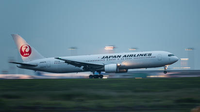JA8975 - JAL - Japan Airlines Boeing 767-300