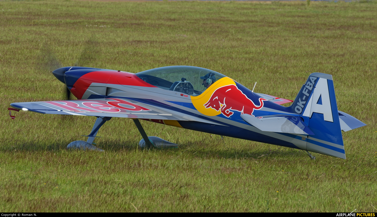 The Flying Bulls Duo : Aerobatics Team OK-FBA aircraft at Poznań - Ławica