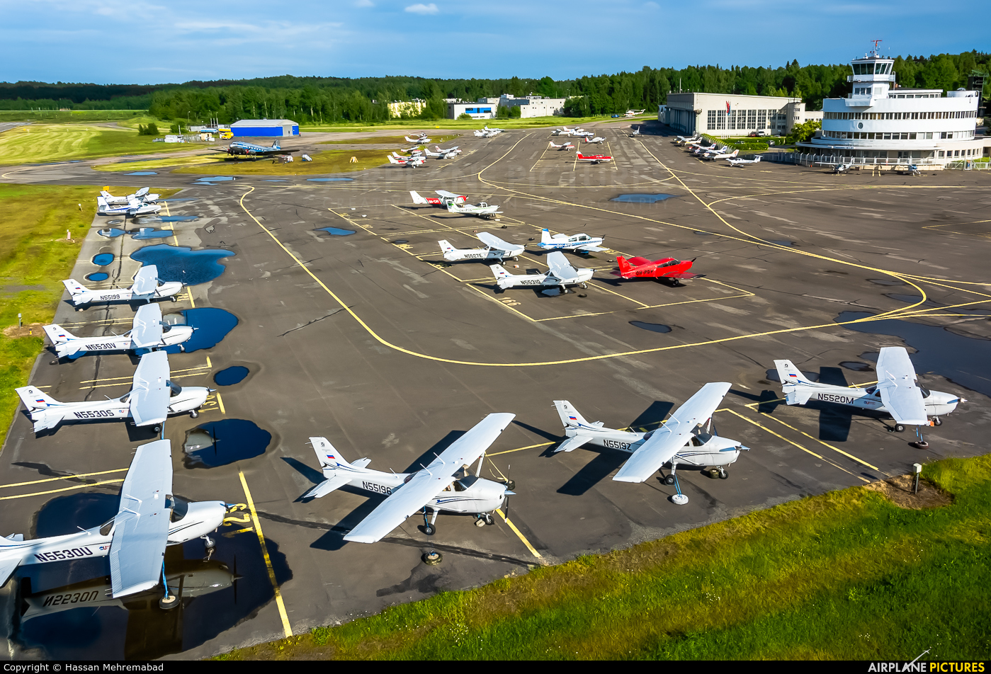 - Airport Overview - aircraft at Helsinki - Malmi