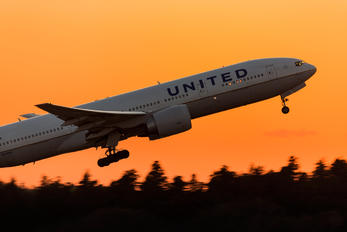N77019 - United Airlines Boeing 777-200ER