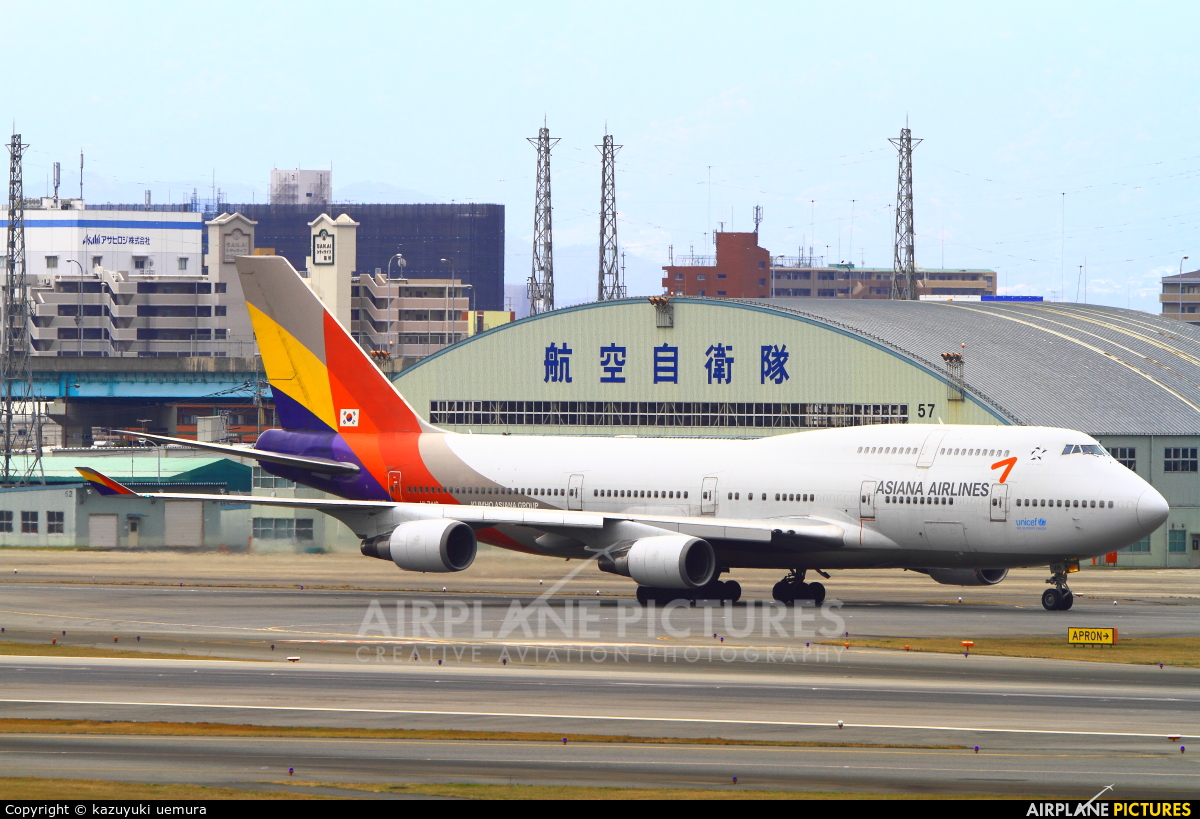 Asiana Airlines HL7418 aircraft at Fukuoka