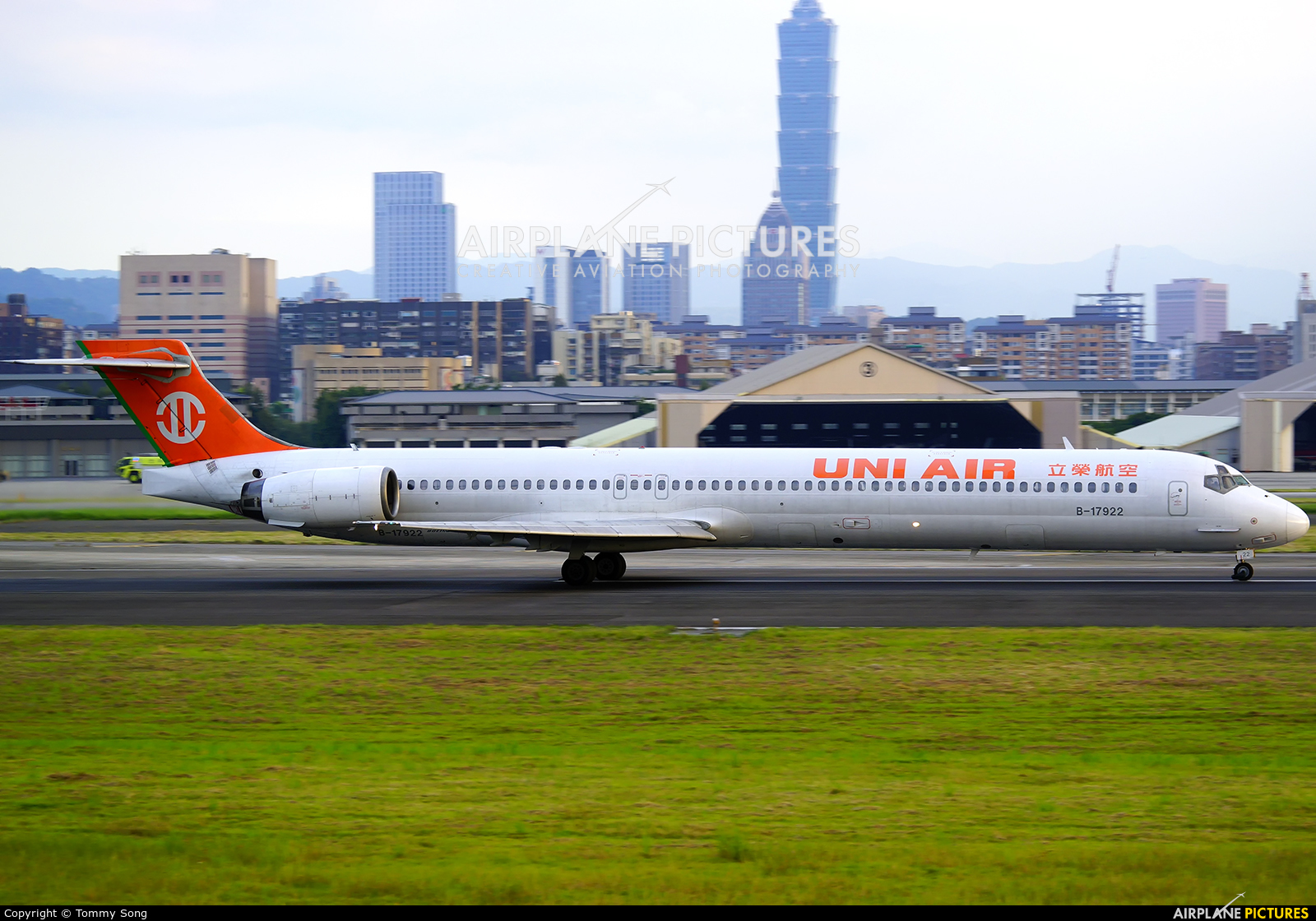Uni Air B-17922 aircraft at Taipei Sung Shan/Songshan Airport
