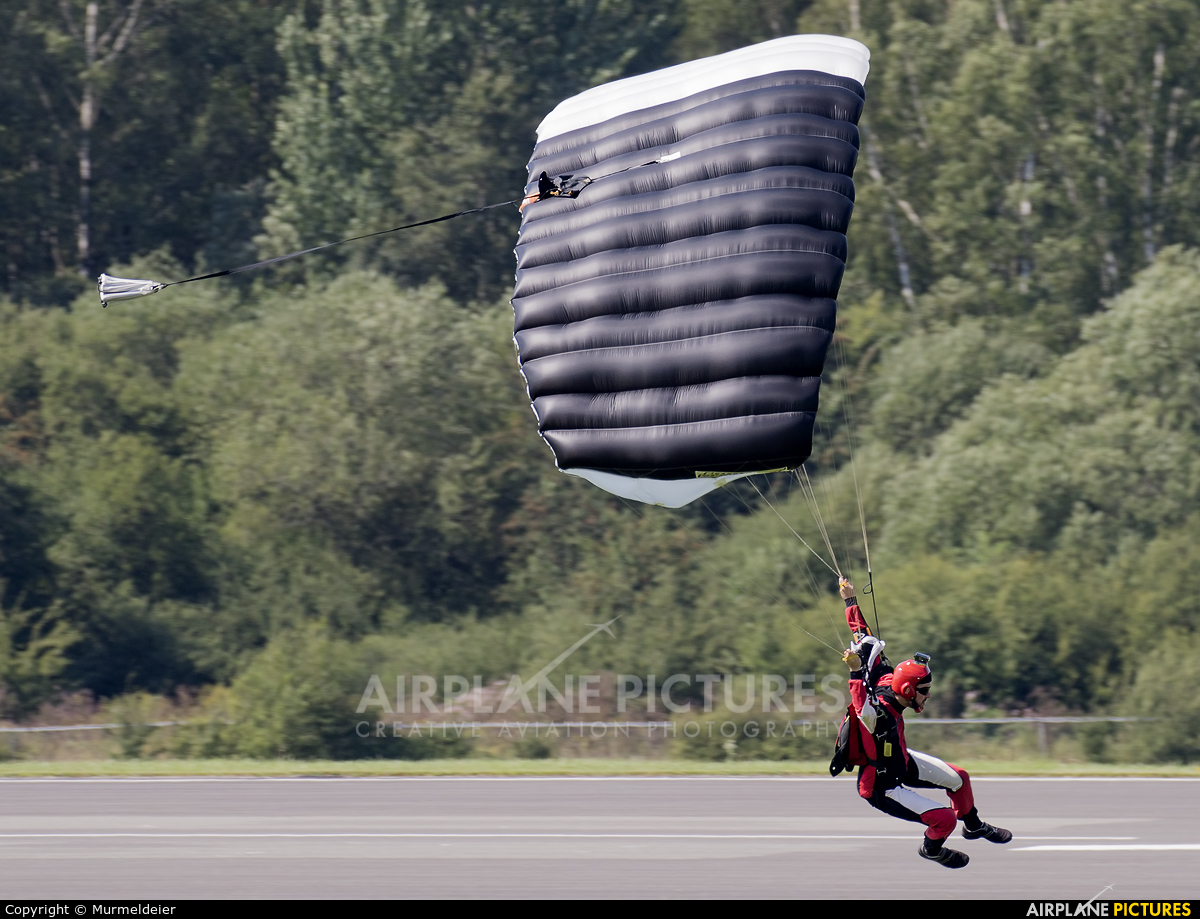 Parachute - aircraft at Spa - La Sauveniere