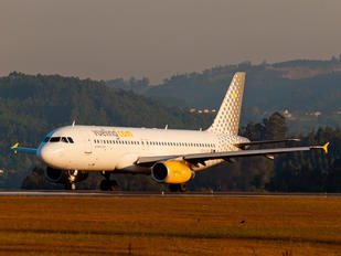 EC-LUN - Vueling Airlines Airbus A320