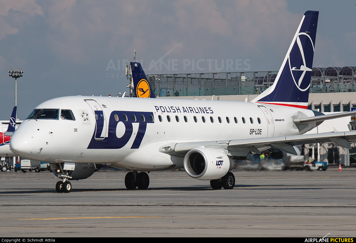 LOT - Polish Airlines SP-LDE aircraft at Budapest Ferenc Liszt International Airport