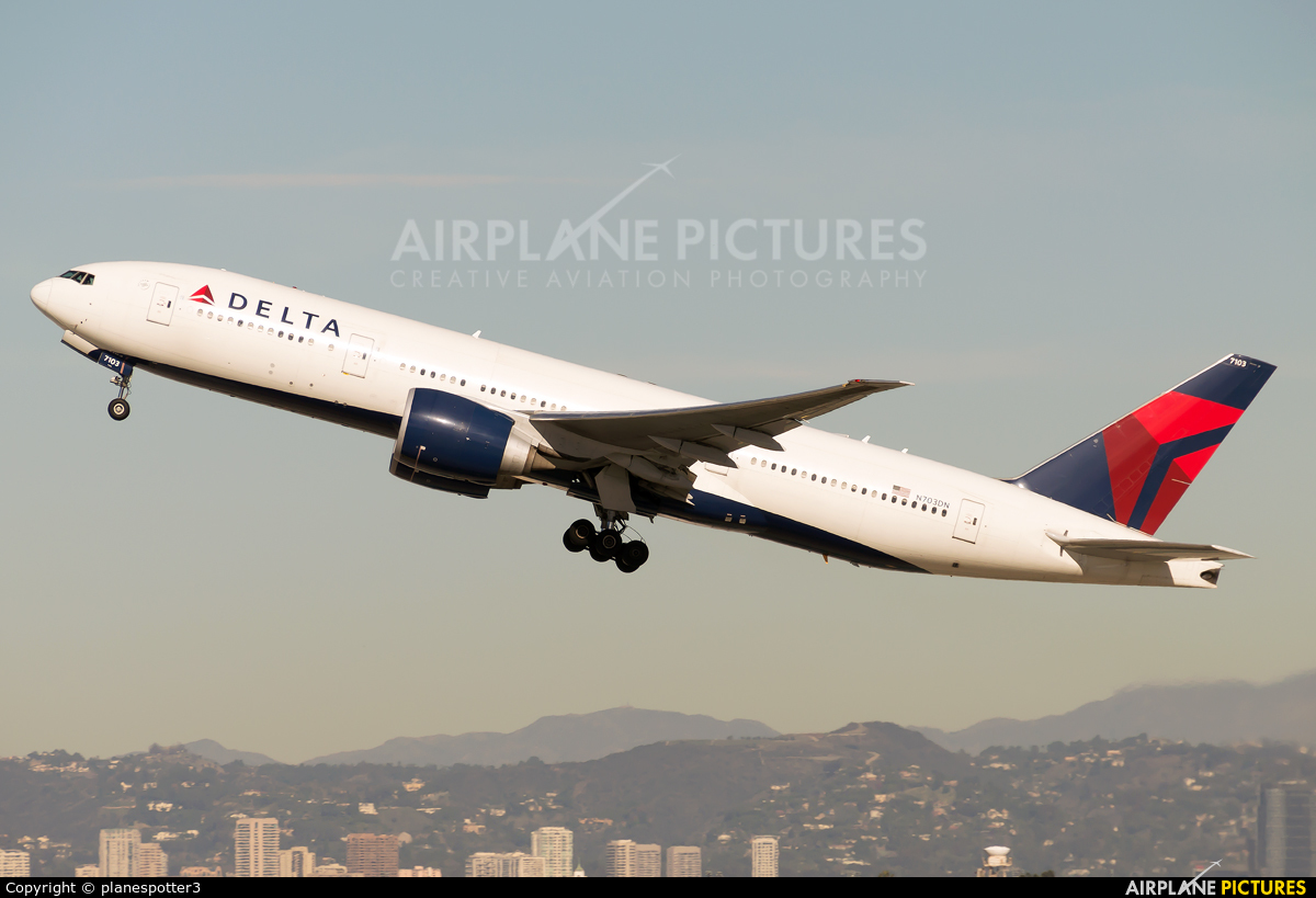 Delta Air Lines N703DN aircraft at Los Angeles Intl
