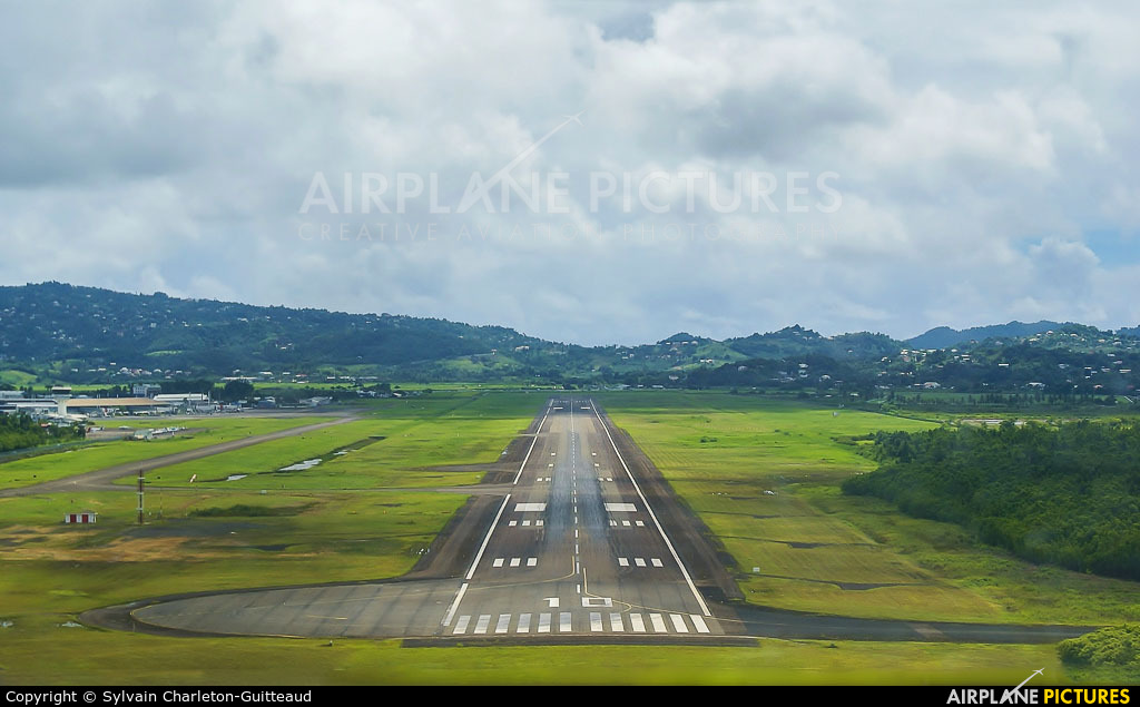 - Airport Overview - aircraft at Martinique - Aimé Césaire