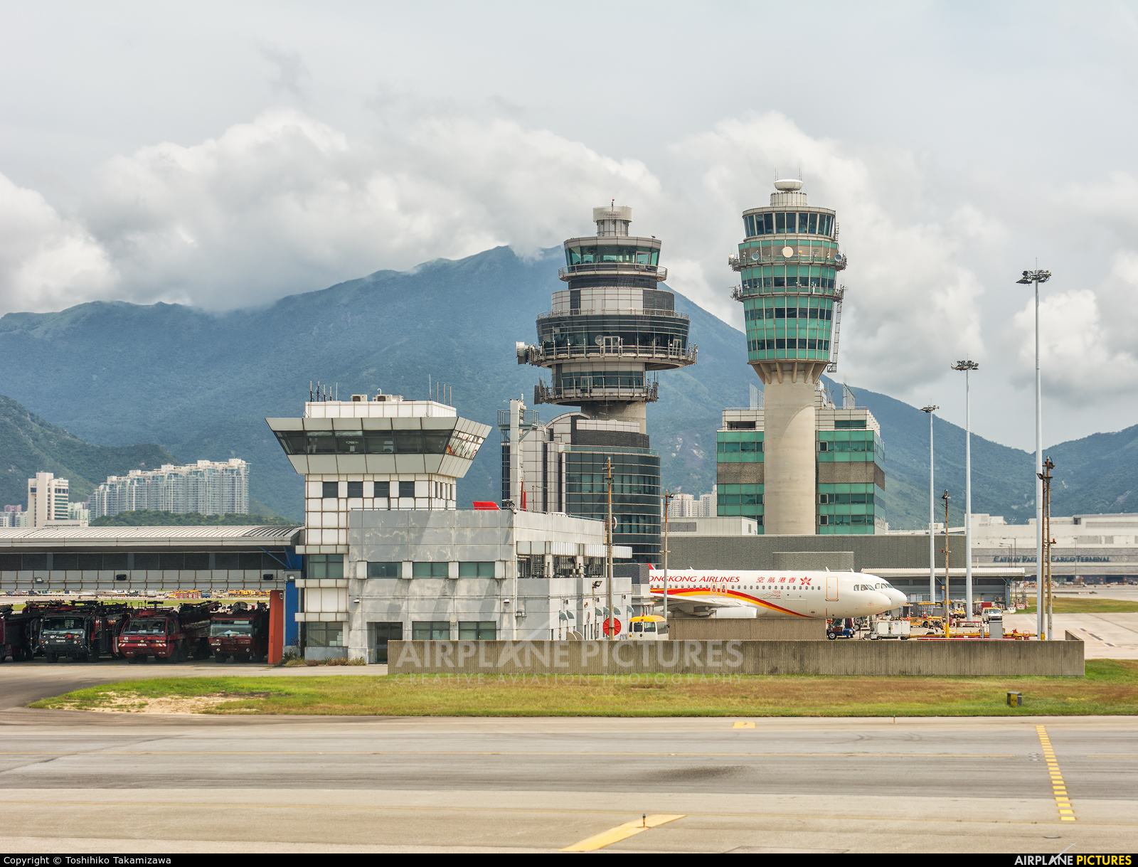 - Airport Overview - aircraft at HKG - Chek Lap Kok Intl