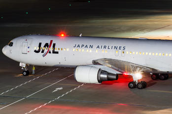 JA617J - JAL - Japan Airlines Boeing 767-300
