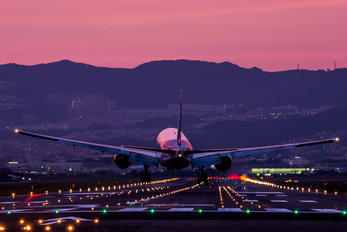 - - ANA - All Nippon Airways Boeing 777-200