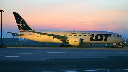 SP-LRE - LOT - Polish Airlines Boeing 787-8 Dreamliner