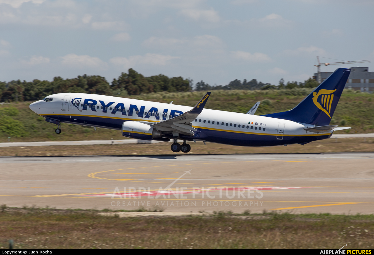 Ryanair EI-DYV aircraft at Porto