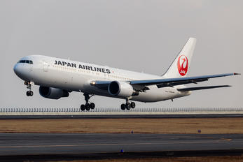 JA653J - JAL - Japan Airlines Boeing 767-300ER