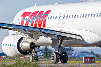PR-MHV - TAM Airbus A320