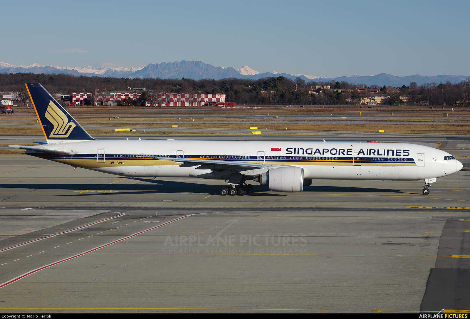 Singapore Airlines 9V-SWE aircraft at Milan - Malpensa
