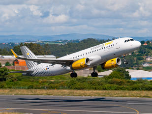 EC-LZM - Vueling Airlines Airbus A320