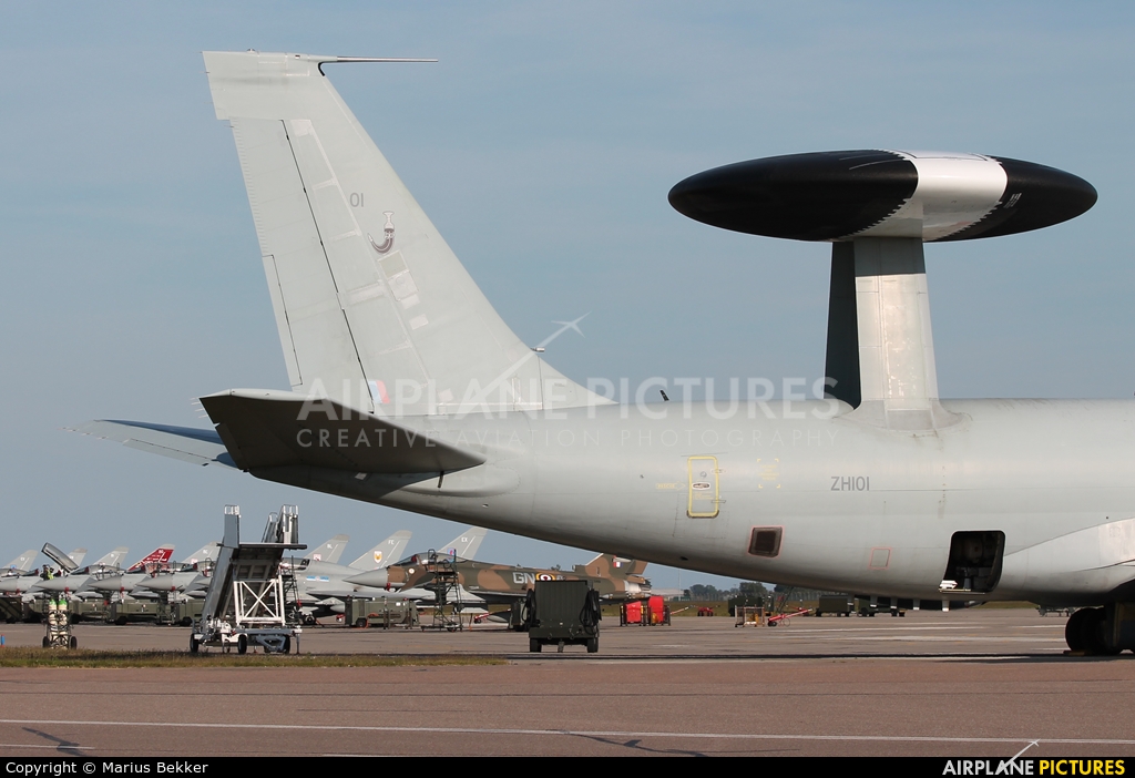 - Airport Overview - aircraft at Coningsby