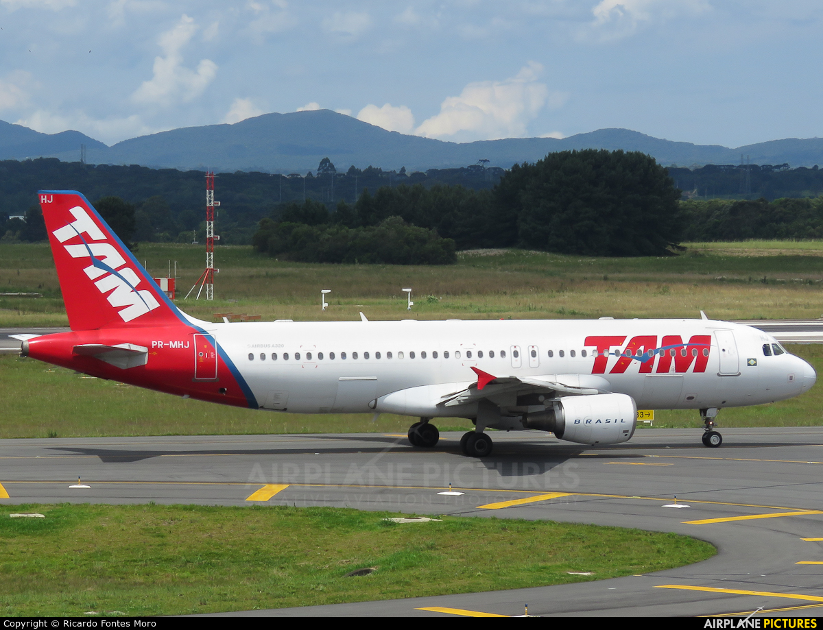 TAM PR-MHJ aircraft at Curitiba -  Afonso Pena