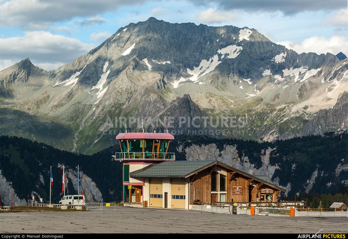 - Airport Overview - aircraft at Courchevel