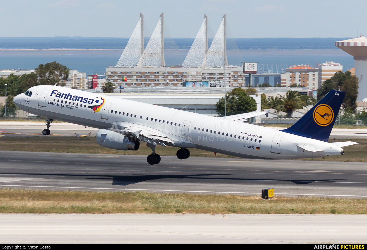 Lufthansa D-AIDG aircraft at Lisbon