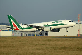 EI-DTA - Alitalia Airbus A320
