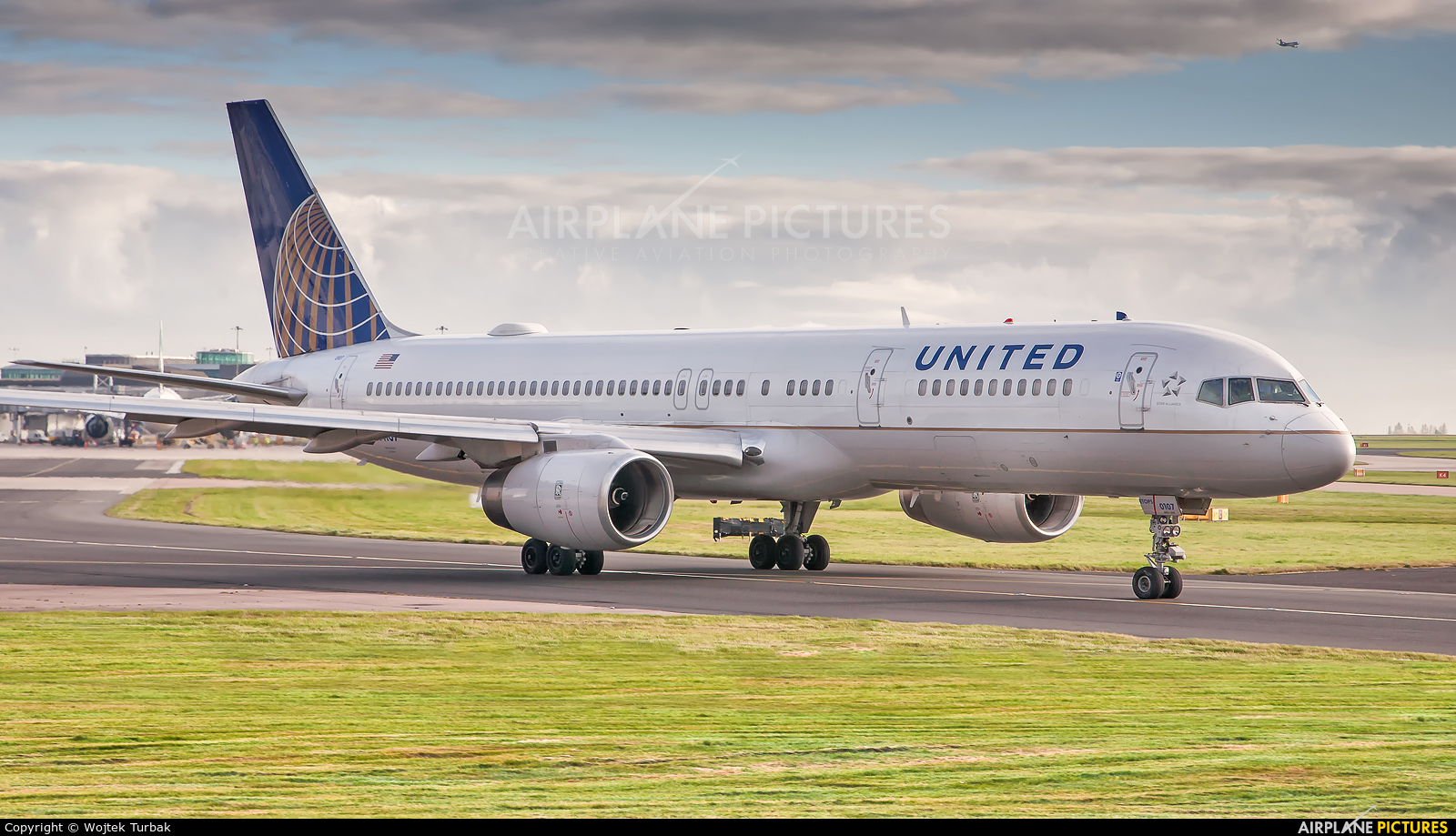 United Airlines N14107 aircraft at Manchester