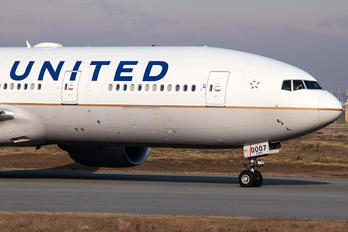 N74007 - United Airlines Boeing 777-200ER