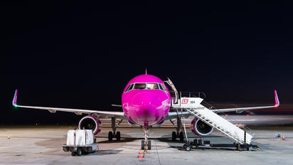 HA-LYD - Wizz Air Airbus A320