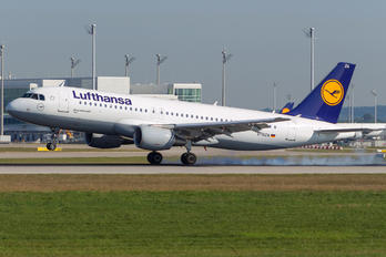 D-AIZA - Lufthansa Airbus A320