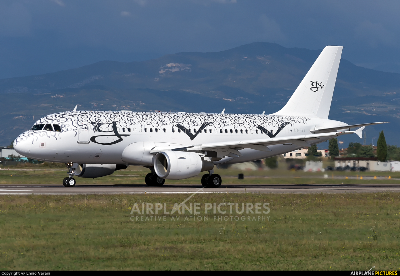 Global Jet Luxembourg LX-GVV aircraft at Verona - Villafranca