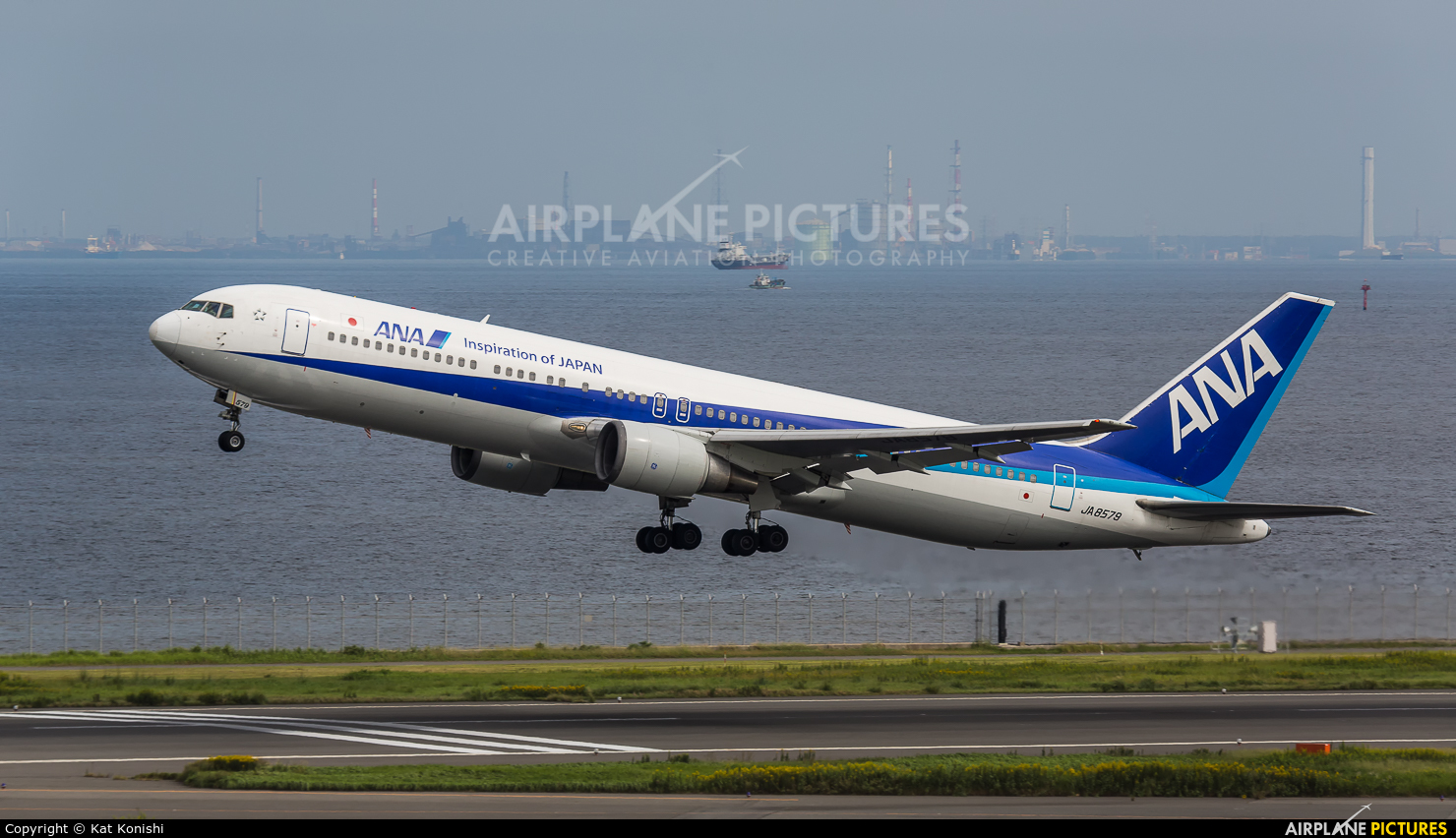 ANA - All Nippon Airways JA8579 aircraft at Tokyo - Haneda Intl