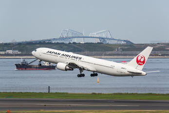JA657J - JAL - Japan Airlines Boeing 767-300ER