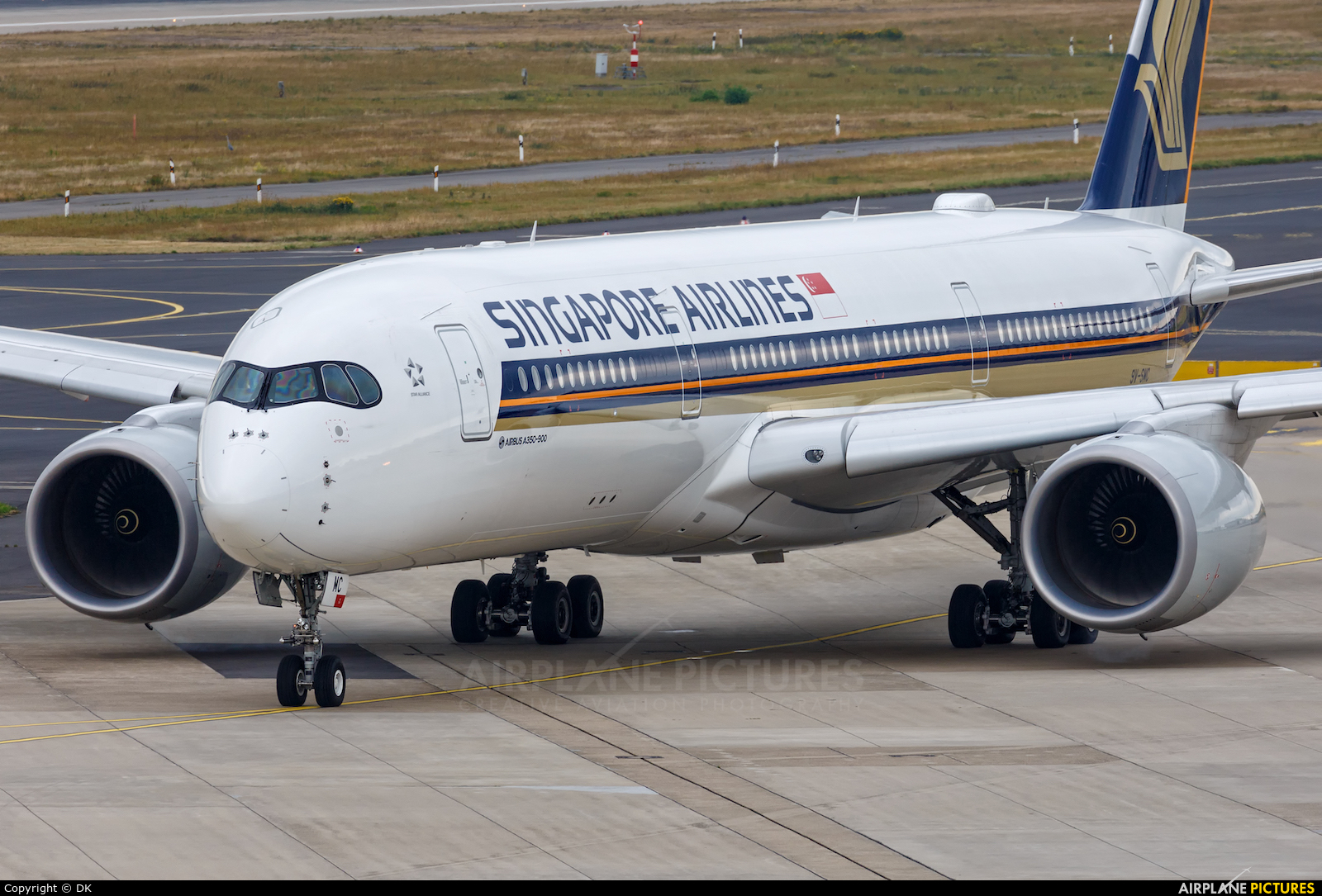 Singapore Airlines 9V-SMC aircraft at Düsseldorf