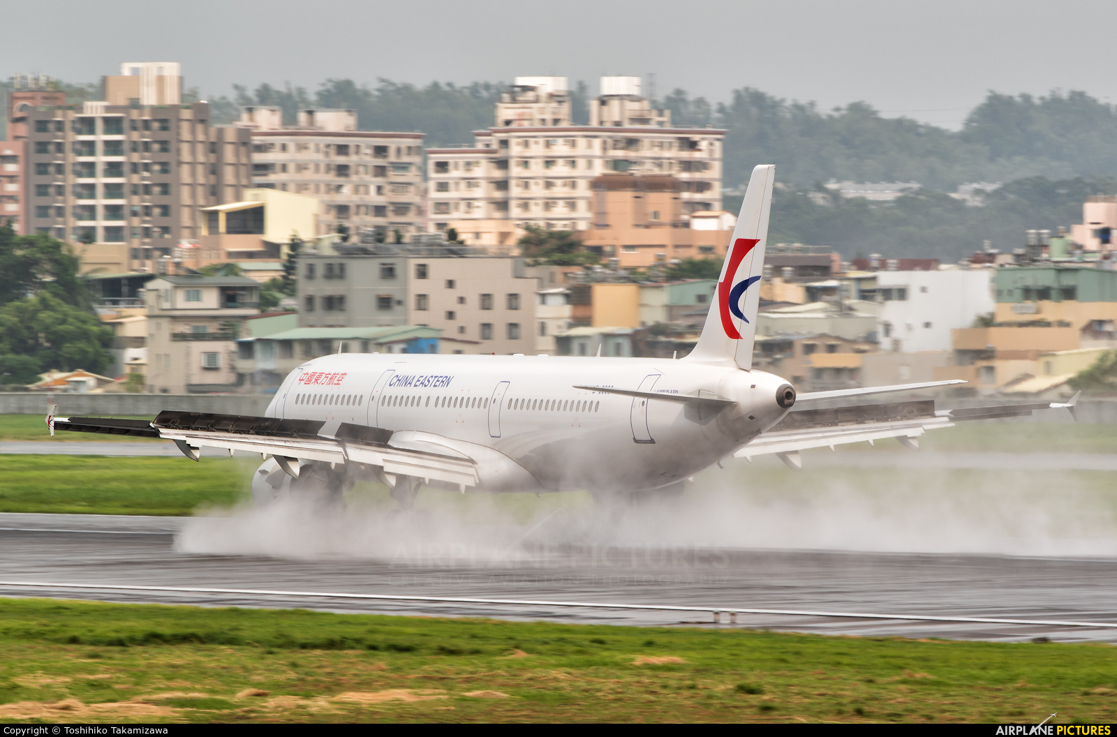 China Eastern Airlines B-6368 aircraft at Kaohsiung/Gaoxiong Intl