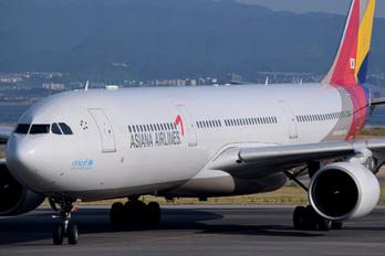 HL7792 - Asiana Airlines Airbus A330-300