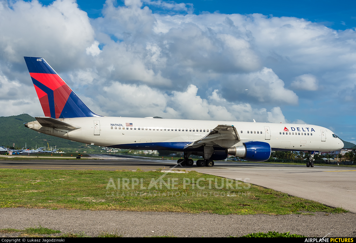 Delta Air Lines N696DL aircraft at Sint Maarten - Princess Juliana Intl