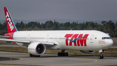 PT-MUJ - TAM Boeing 777-300ER