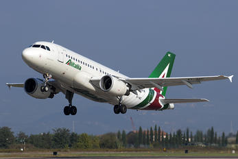 EI-IMC - Alitalia Airbus A319