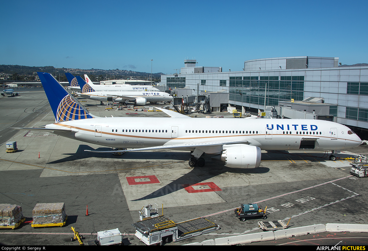 United Airlines N26960 aircraft at San Francisco Intl