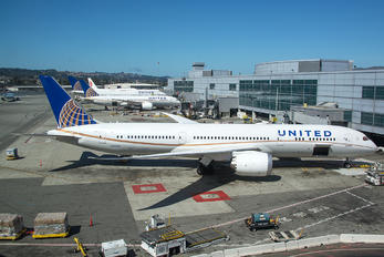N26960 - United Airlines Boeing 787-9 Dreamliner