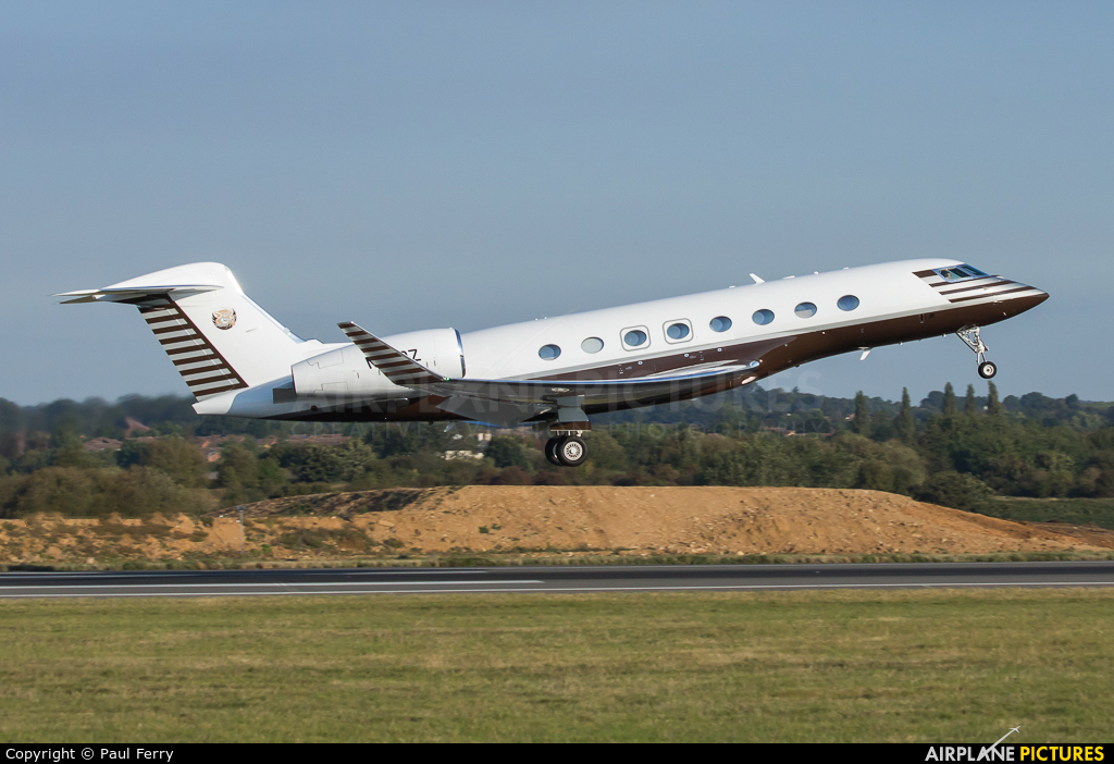 Private N288Z aircraft at London - Luton
