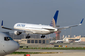 N677UA - United Airlines Boeing 767-300ER