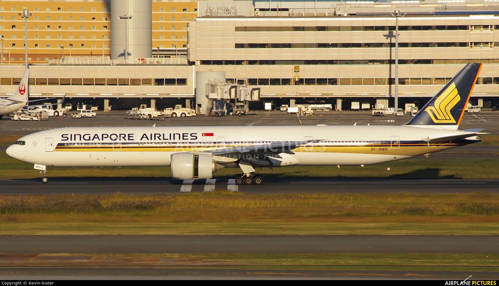 Singapore Airlines 9V-SWS aircraft at Tokyo - Haneda Intl