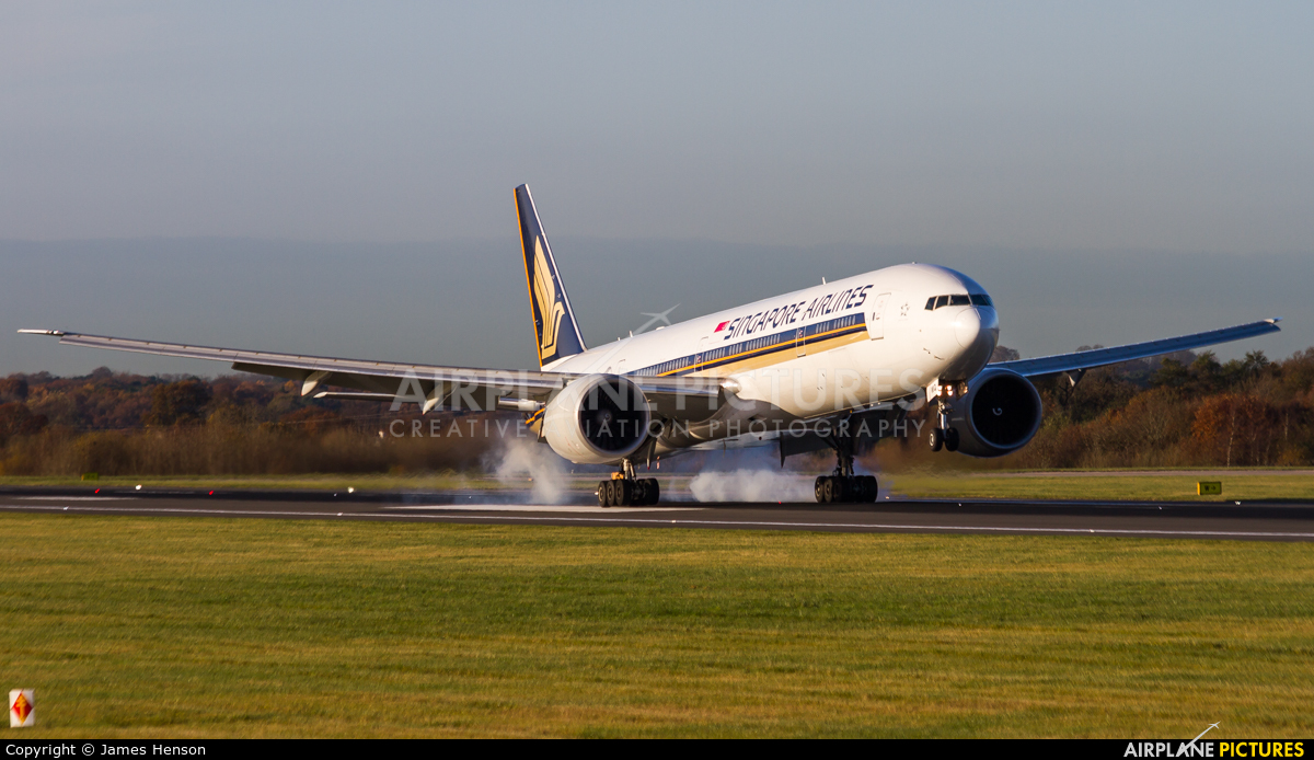 Singapore Airlines 9V-SWQ aircraft at Manchester
