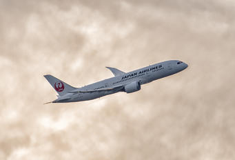 JA830J - JAL - Japan Airlines Boeing 787-8 Dreamliner