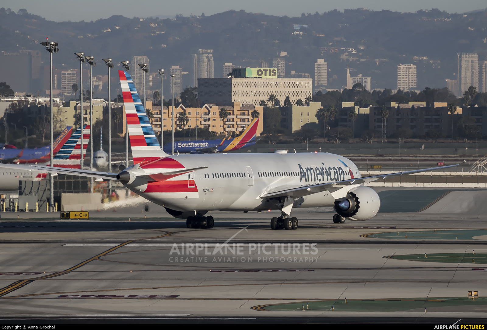 American Airlines N820AL aircraft at Los Angeles Intl