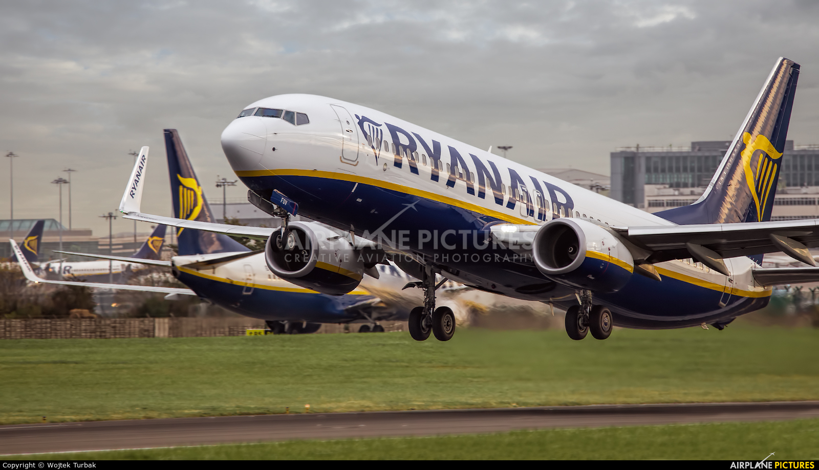 Ryanair EI-FOV aircraft at Dublin